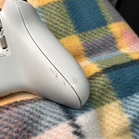 Slightly Scuffed Xbox One Wireless White Controller - Picture 3 of 6